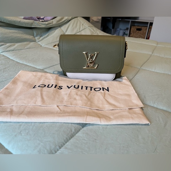 AUTHENTIC LOCKME TENDER LOUIS VUITTON BAG - Picture 1 of 13